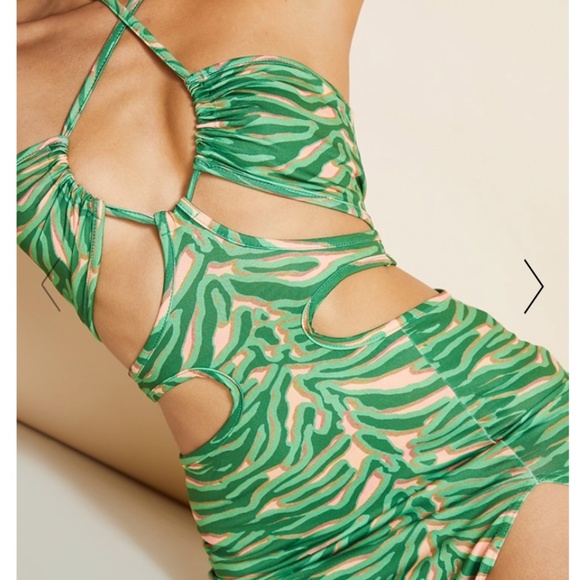 GREEN ABSTRACT PRINT SIDE CUT OUT HALTERNECK MIDI DRESS - Picture 4 of 10